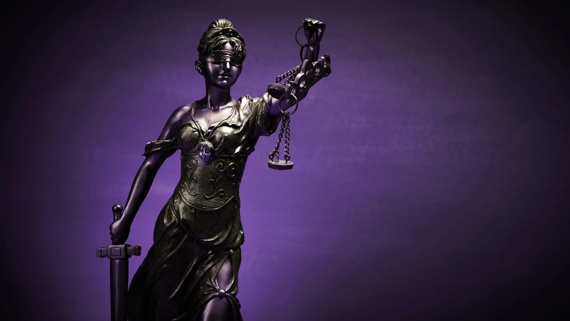 Symbolbild Justitia vor violettem Hintergrund zur KI-Regulierung in den USA 