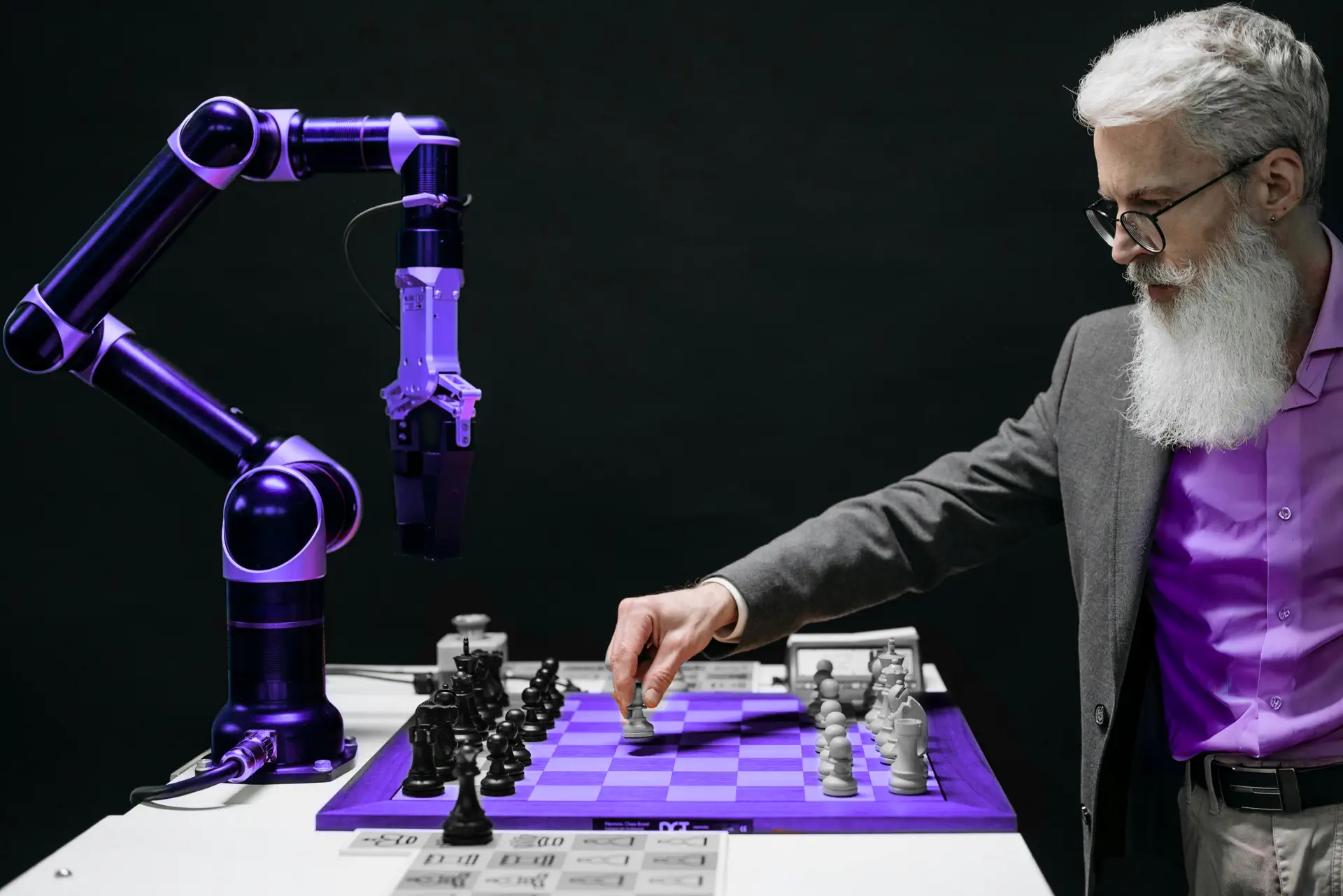 Roboterarm und Mensch spielen Schach – Symbolbild für Zusammenarbeit zwischen Mensch und RPA-Software bei der Prozessautomatisierung