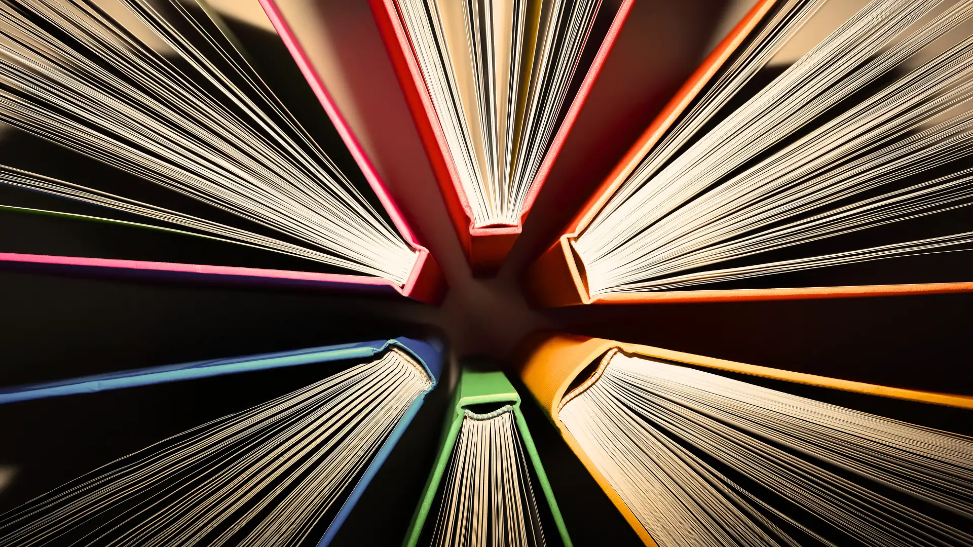 Farbig aufgeschlagene Bücher im Kreis als Symbol für vernetztes Wissen durch NLP im Wissensmanagement.