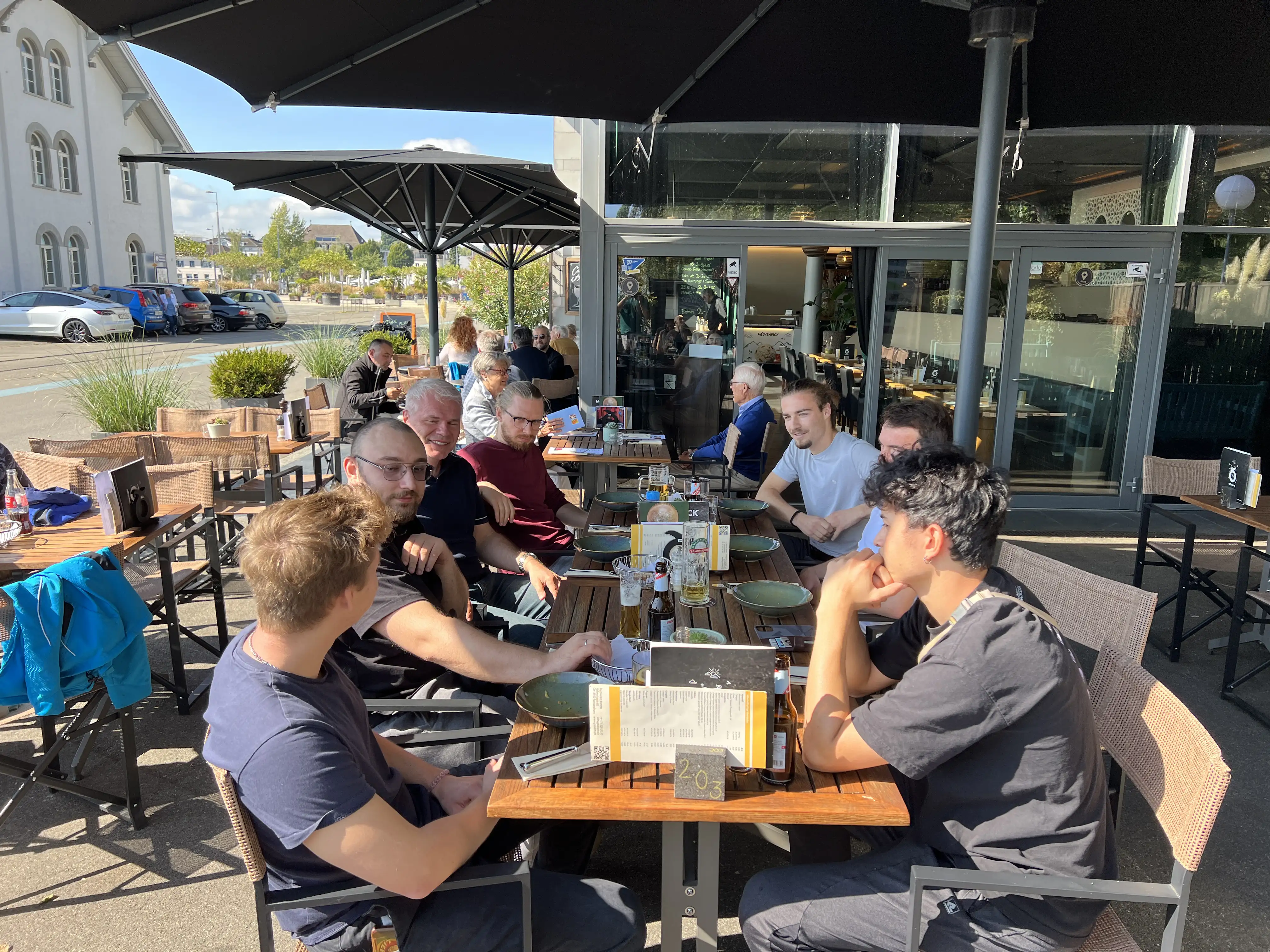 Kolleginnen und Kollegen beim gemeinsamen Mittagessen im Restaurant Panem am Bodensee
